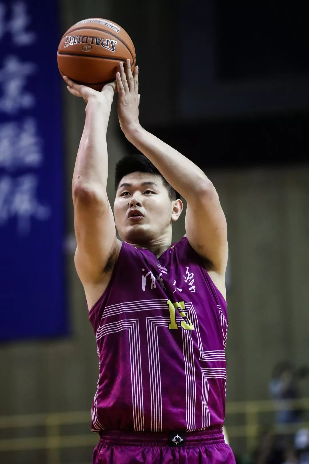 剑门黑豹队对阵岭南鲸鲨队，高尔夫预选赛险胜，内线统治篮板——门前嗅觉决定胜负